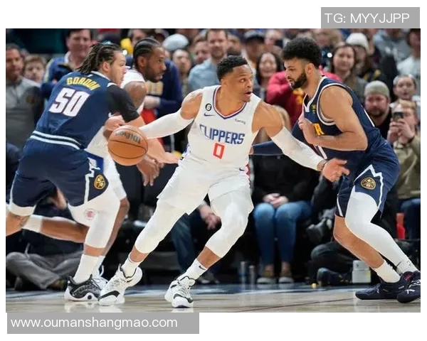 金州勇士与洛杉矶快船激战正酣谁将赢得这场西部对决的荣耀 金州勇士与洛杉矶快船激战正酣谁将赢得这场西部对决的荣耀